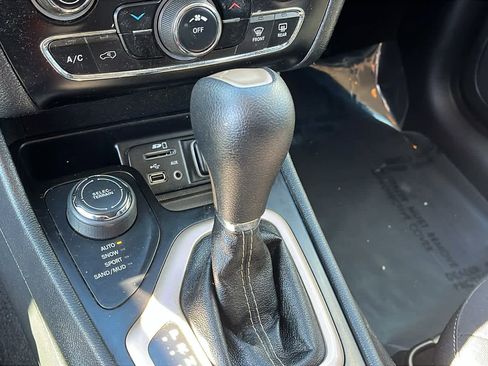 Used 2014 Jeep Cherokee Latitude w/ Cold Weather Group image 18