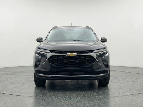 Used 2025 Chevrolet Trax LT image 2