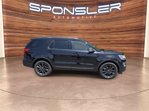 Used 2017 Ford Explorer XLT w/ Equipment Group 202A AWD/4WD image 8