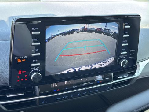 Used 2022 Toyota Sienna XLE FWD image 19