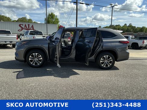 Used 2021 Toyota Highlander XLE image 31