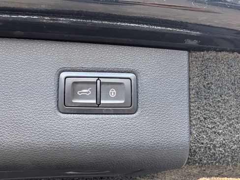 Used 2020 Bentley Bentayga AWD/4WD image 14