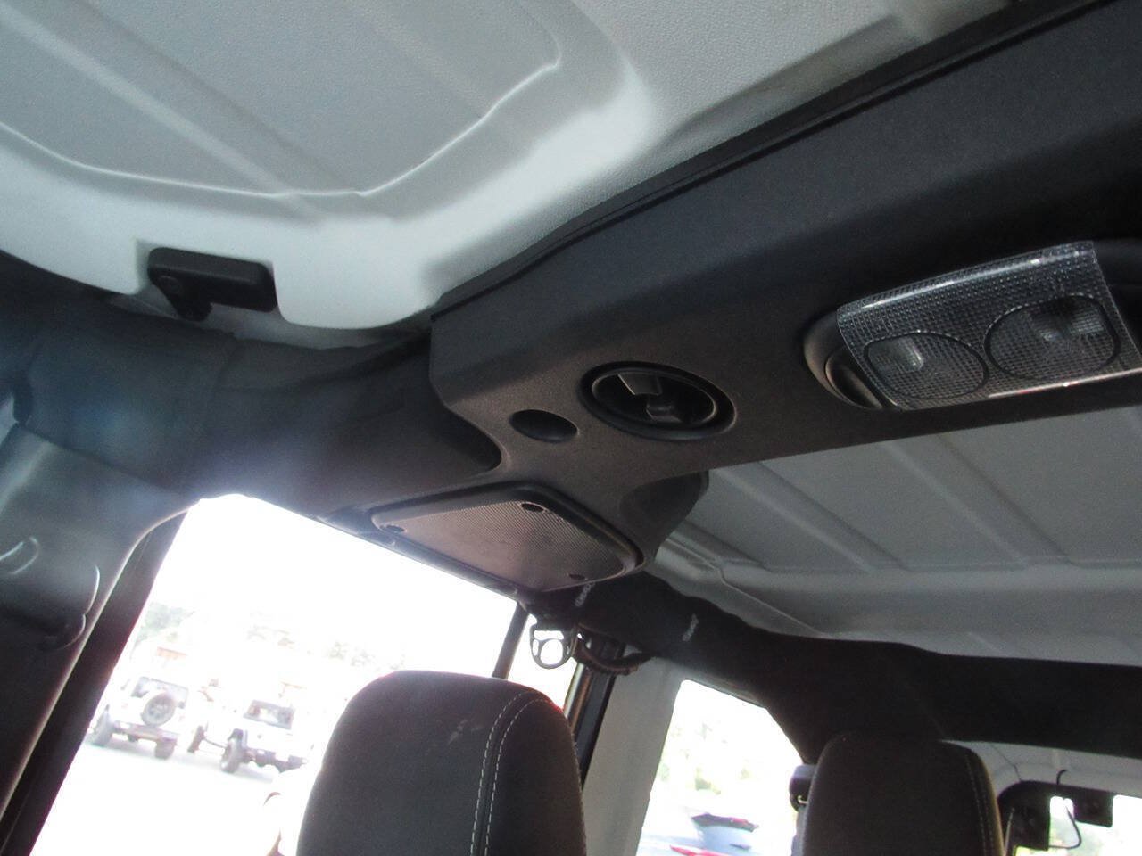 Used 2018 Jeep Wrangler Unlimited Sahara AWD/4WD image 29