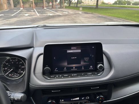 Used 2025 Nissan Rogue SV FWD image 17