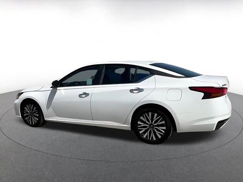 Used 2025 Nissan Altima 2.5 SV FWD image 10