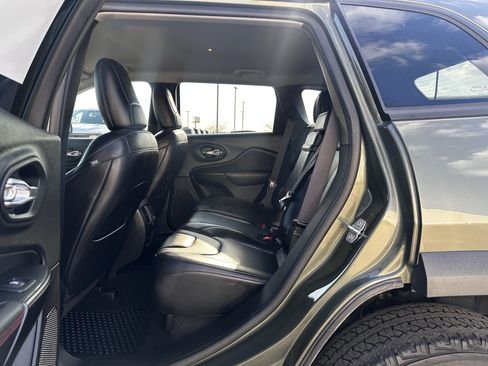 Used 2019 Jeep Cherokee Trailhawk AWD/4WD image 19