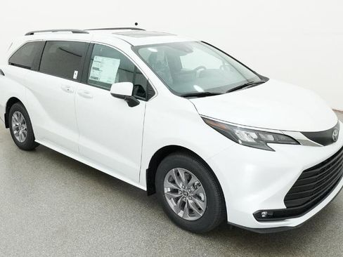 New 2026 Toyota Sienna XLE image 21