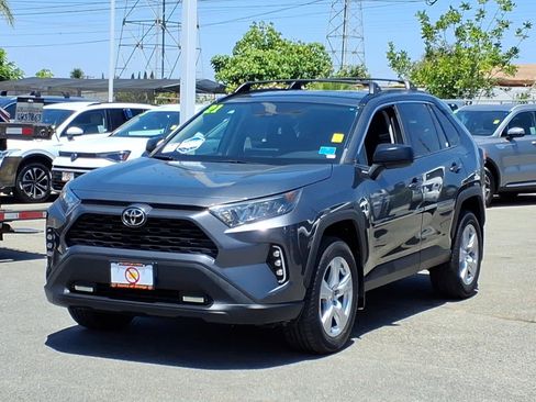 Used 2021 Toyota RAV4 LE FWD image 3