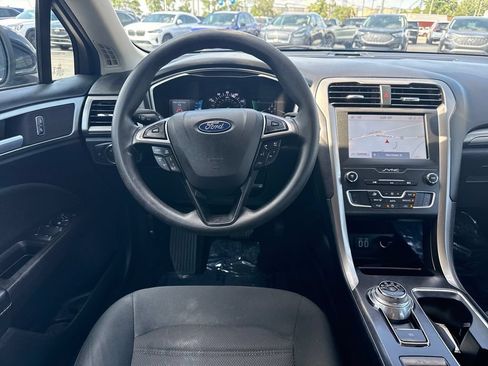 Used 2020 Ford Fusion SE FWD image 9