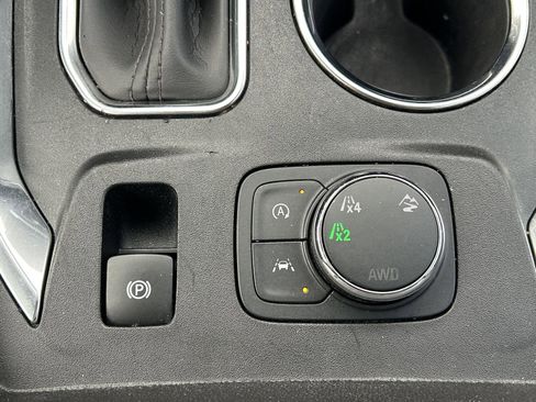 Used 2023 Chevrolet Traverse LT image 16