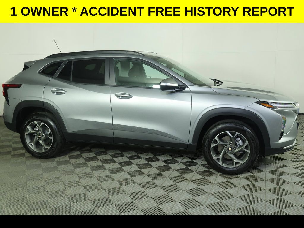 Used 2025 Chevrolet Trax LT w/ Driver Confidence Package FWD image 2