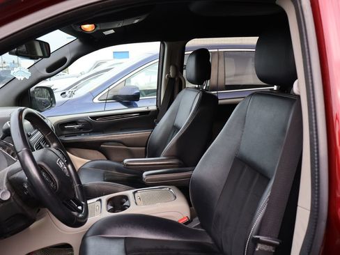 Used 2017 Dodge Grand Caravan SXT w/ Rear Park Assist Package FWD image 11