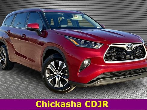 Used 2022 Toyota Highlander XLE image 3