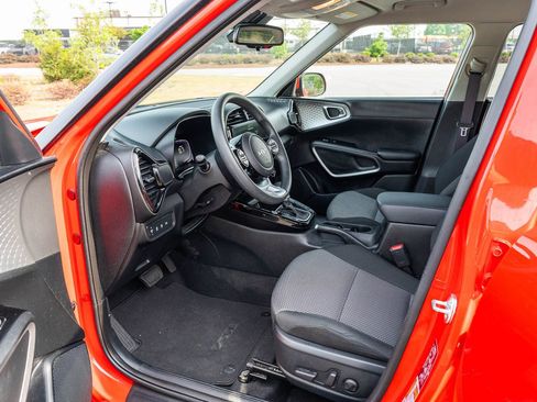 Used 2025 Kia Soul S FWD image 18