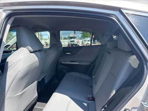 Used 2024 Toyota Venza XLE AWD/4WD image 5