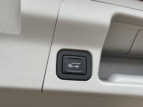 Used 2020 GMC Acadia SLT w/ Driver Alert Package II FWD image 8