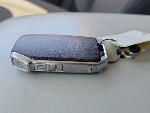 Used 2022 Kia Carnival LX image 27