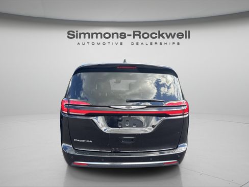 Used 2025 Chrysler Pacifica Select FWD image 3
