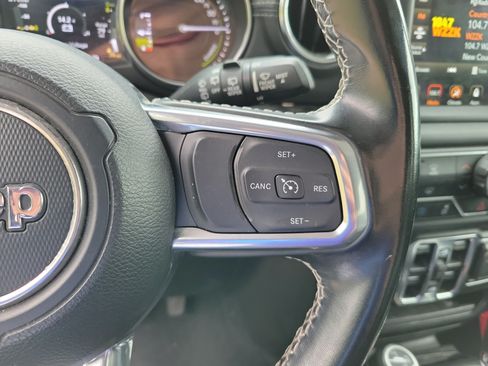 Used 2022 Jeep Wrangler Unlimited Sahara AWD/4WD image 16