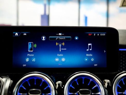 Used 2026 Mercedes-Benz GLB 250 4MATIC image 19