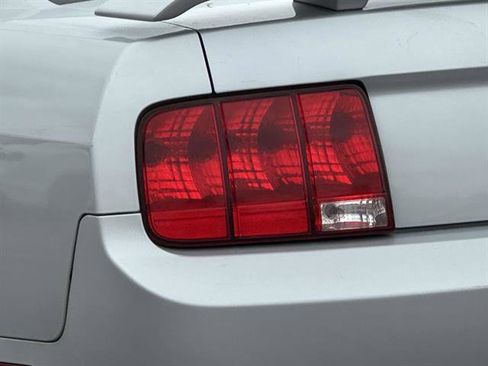 Used 2006 Ford Mustang Deluxe RWD image 9
