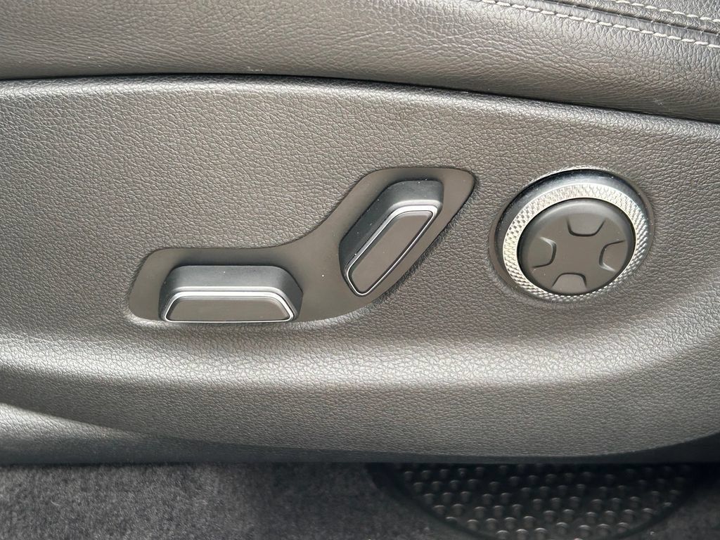 Used 2025 Genesis GV70 2.5T AWD/4WD image 23