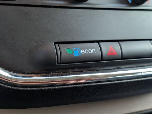 Used 2019 Dodge Grand Caravan SE w/ UConnect Hands-Free Group image 4