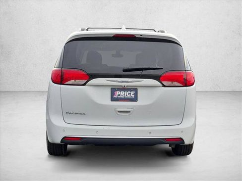 Used 2020 Chrysler Pacifica Touring-L FWD image 6