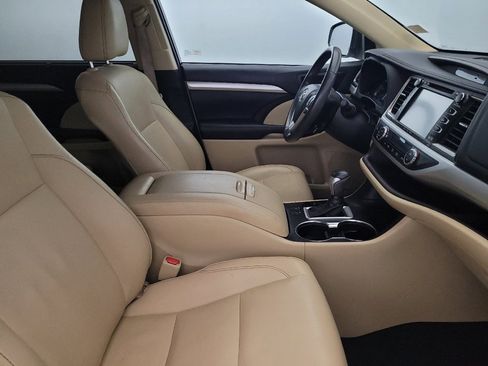 Used 2019 Toyota Highlander XLE AWD/4WD image 21