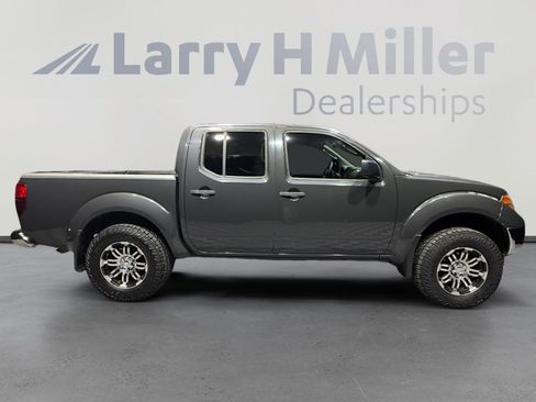Used 2010 Nissan Frontier SE image 6