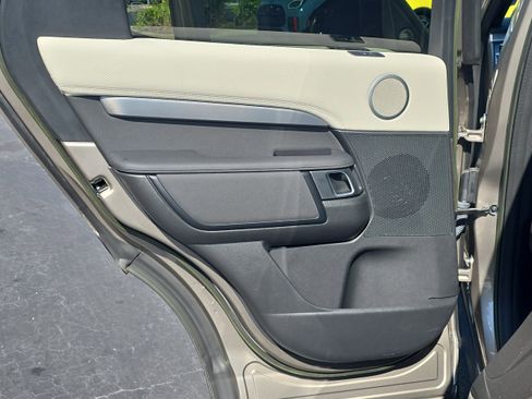 Used 2023 Land Rover Discovery S R-Dynamic image 12