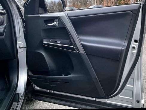 Used 2018 Toyota RAV4 SE image 22