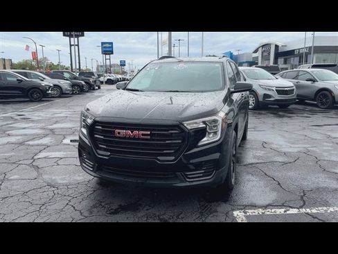 Used 2024 GMC Terrain SLE w/ Driver Convenience Package FWD image 3