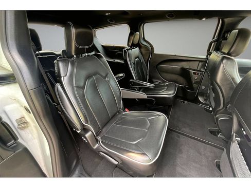 Certified 2025 Chrysler Pacifica Limited FWD image 42