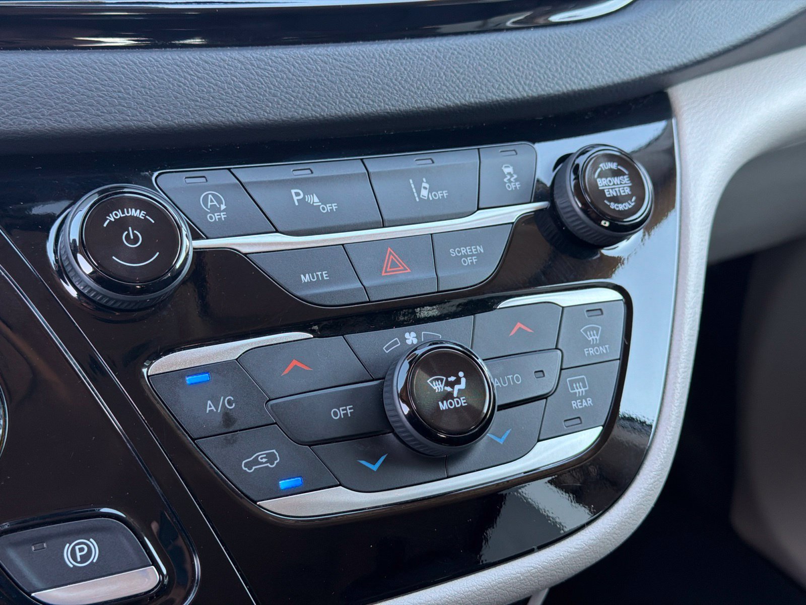 Used 2024 Chrysler Pacifica Touring-L FWD image 23