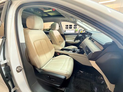 Used 2022 Audi e-tron Premium w/ Convenience Plus Package AWD/4WD image 33