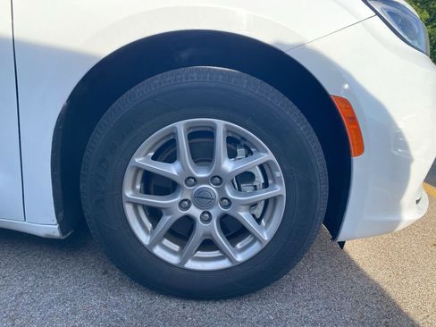 Used 2024 Chrysler Pacifica Touring-L FWD image 4