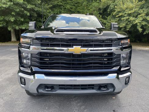 Used 2024 Chevrolet Silverado 2500 LT AWD/4WD image 3