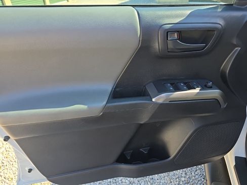 Certified 2020 Toyota Tacoma SR5 AWD/4WD image 13
