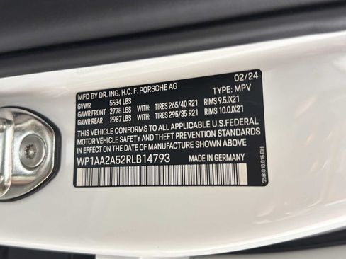 Used 2024 Porsche Macan AWD/4WD image 36