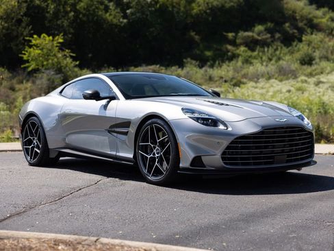Used 2025 Aston Martin Vanquish V12 image 11