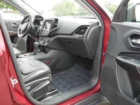 Used 2019 Jeep Cherokee Trailhawk w/ Cold Weather Group AWD/4WD image 19