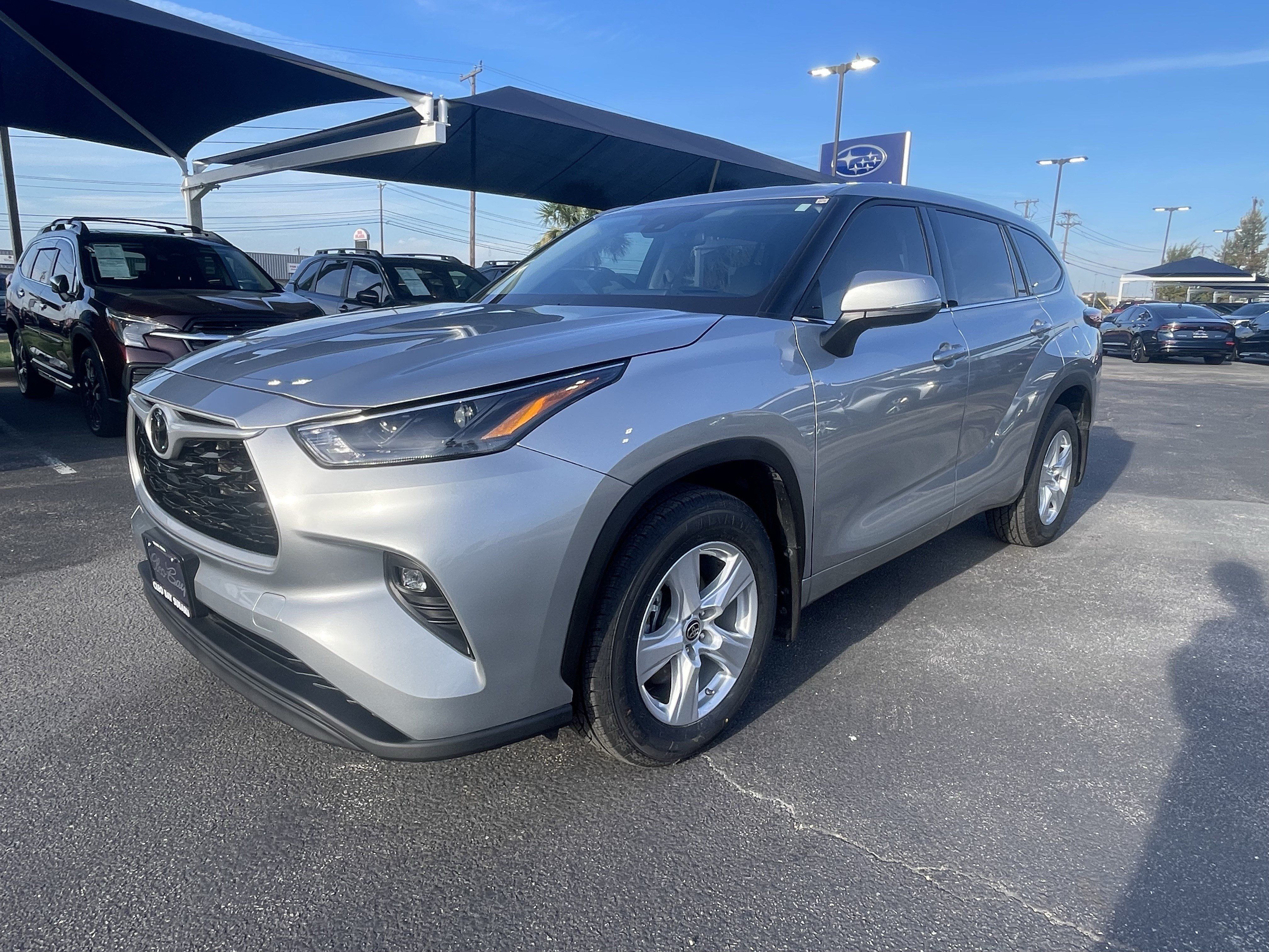 Used 2022 Toyota Highlander LE FWD image 3