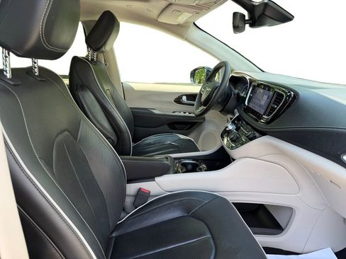 Used 2023 Chrysler Pacifica Limited FWD image 15