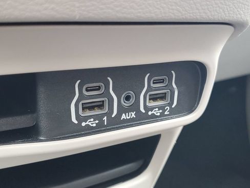 Used 2023 Chrysler Pacifica Touring-L FWD image 20
