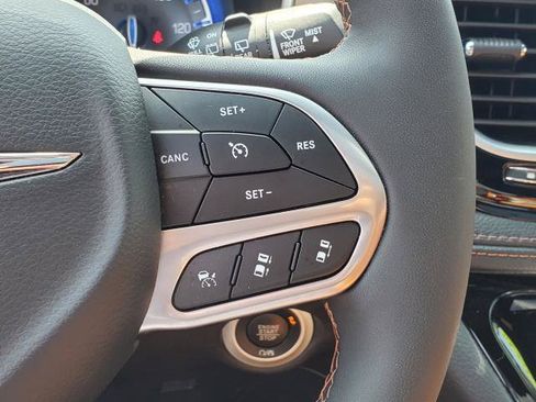 Used 2025 Chrysler Pacifica Pinnacle FWD image 14