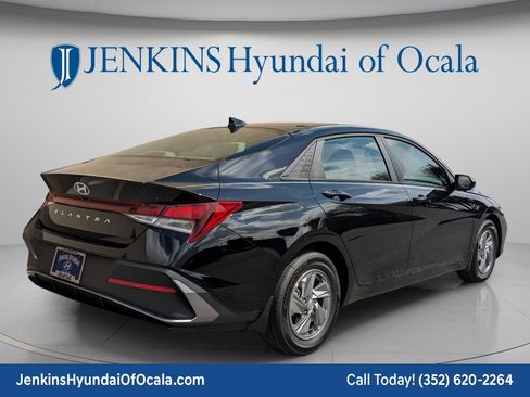 New 2026 Hyundai Elantra SE image 3