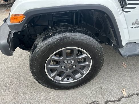 Used 2020 Jeep Gladiator Overland image 2