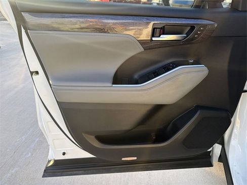 Certified 2022 Toyota Highlander Platinum image 9