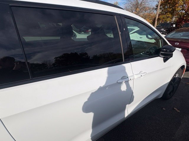 Used 2025 Chrysler Pacifica Limited FWD image 5